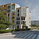 Lair By The Sea - Stoja,