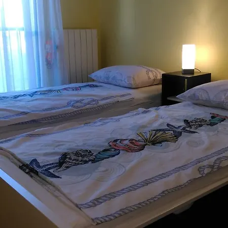 Lair By The Sea - Stoja, * Pula