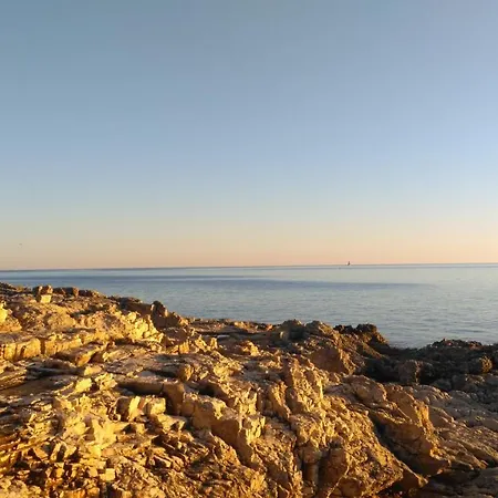 Lair By The Sea - Stoja, * Pula