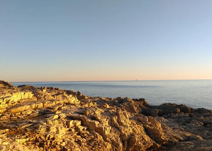 Lair By The Sea - Stoja, * Pula