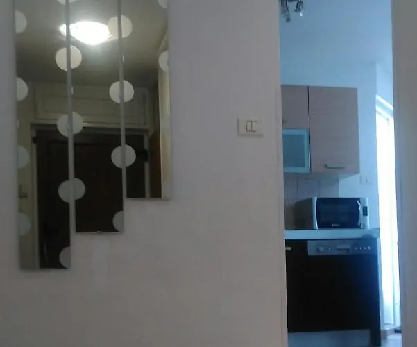 Lair By The Sea - Stoja, * Pula